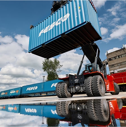 Контейнерный поезд из&nbsp;Шанхая на&nbsp;терминале Силикатная, Московская область