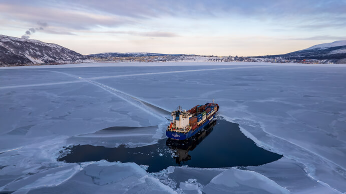 Контейнеровоз «ФЕСКО Татарстан» в Магадане