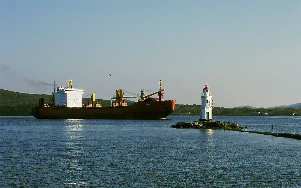 Теплоход «Игарка» рядом с маяком Токаревского<br class="only-desktop"> во Владивостоке, 1990-е годы