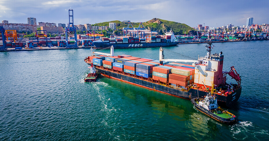 Буксиры «Портофлота» швартуют судно к причалу терминала Владивостокского морского торгового порта