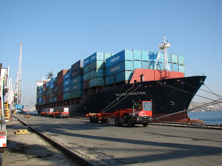 Контейнеровоз «Владивосток»<br class="only-desktop"> в порту столицы Приморья