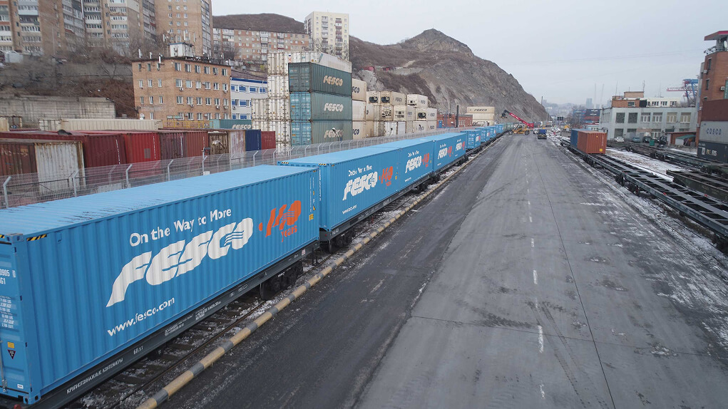 Поезд во Владивостокском морском торговом<br class="only-desktop"> порту с юбилейными контейнерами FESCO-140