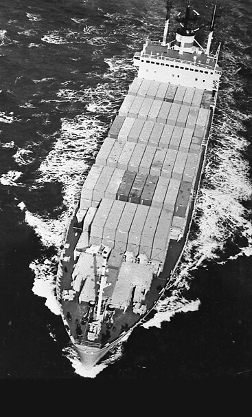 Контейнеровоз «Художник Жуков» в море,<br class="only-desktop" /> конец 1970-х годов