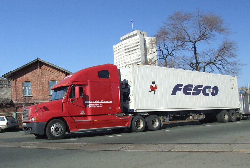Грузовик с рефконтейнером FESCO во Владивостоке,<br class="only-desktop"> 2005 год