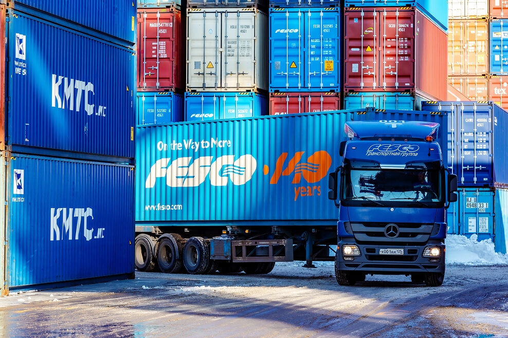 Седельный тягач FESCO с юбилейным контейнером